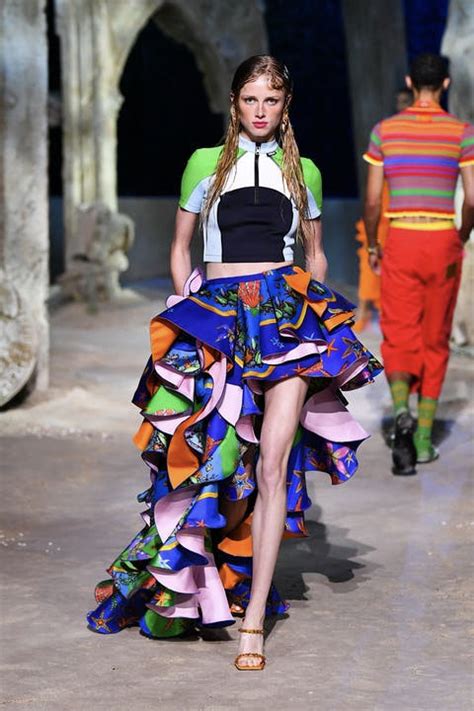 che differenza c'è tra versace e versace jeans